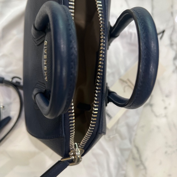 💗 Givenchy Mini Antigona in Navy Sugar Goatskin – Like New👜 - Picture 9 of 10